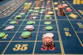 Mobile app download page for slotvip app on Android and iOS